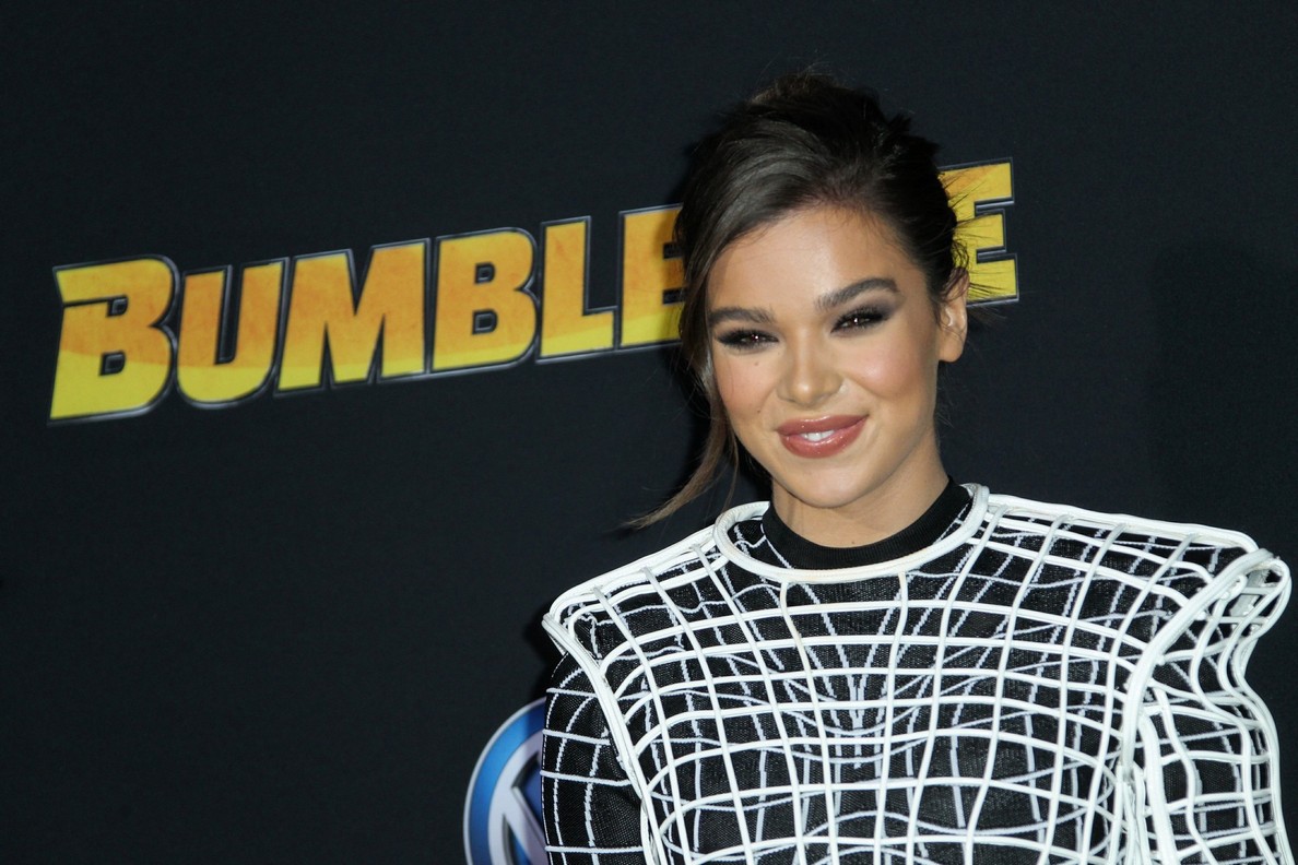 hailee-steinfeld-sexy-feet-28 hailee steinfeld sexy feet 28