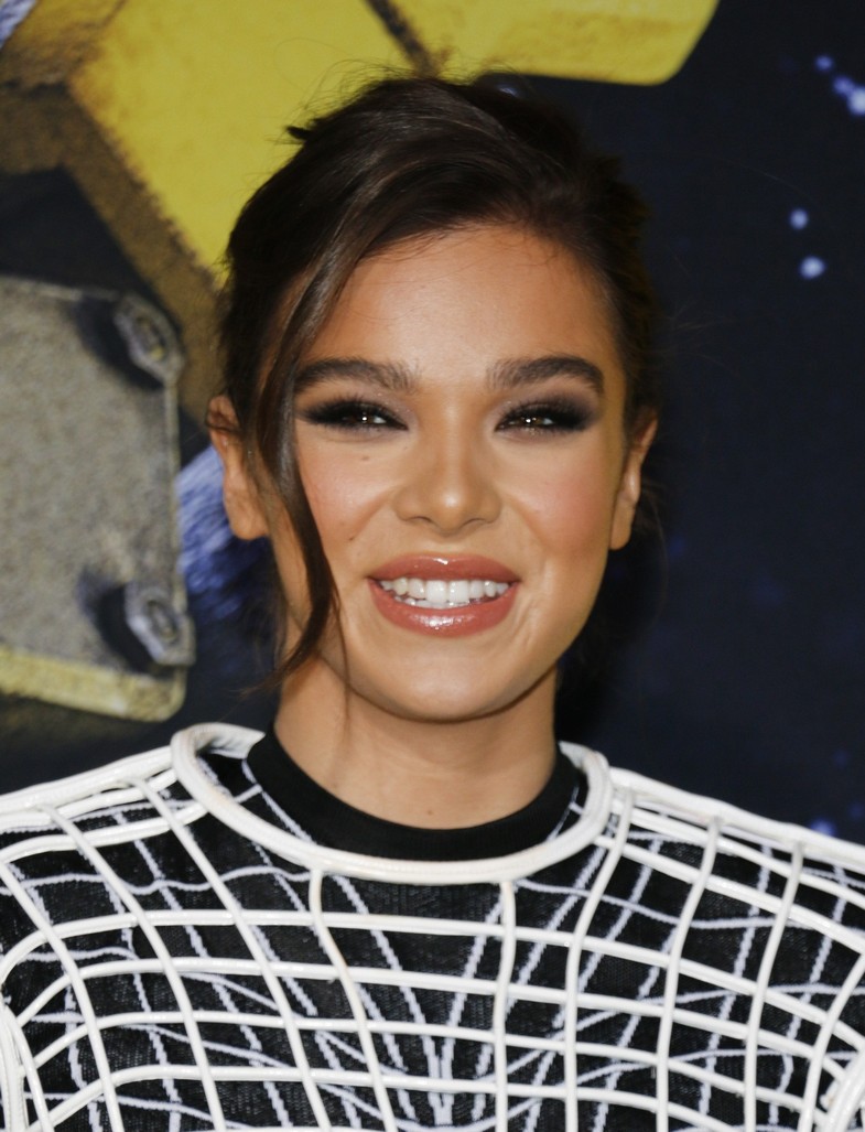hailee-steinfeld-sexy-feet-46 hailee steinfeld sexy feet 46