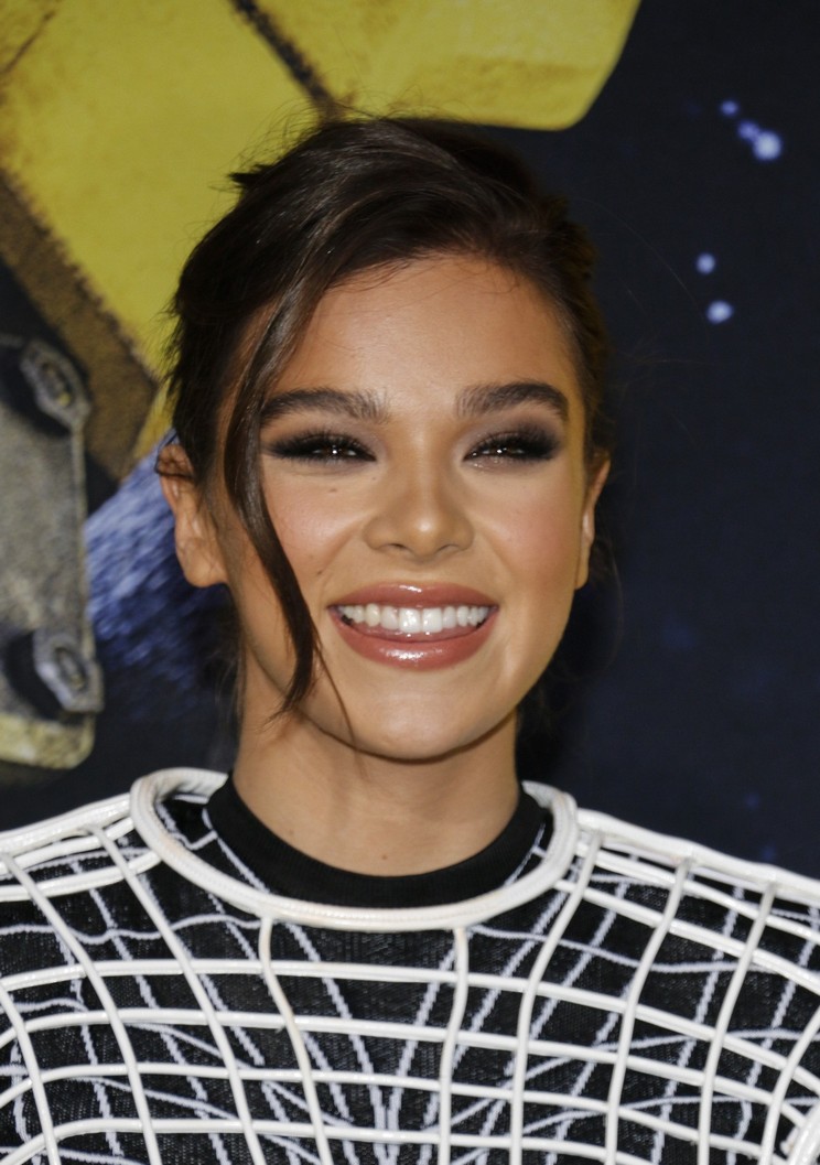 hailee-steinfeld-sexy-feet-56 hailee steinfeld sexy feet 56
