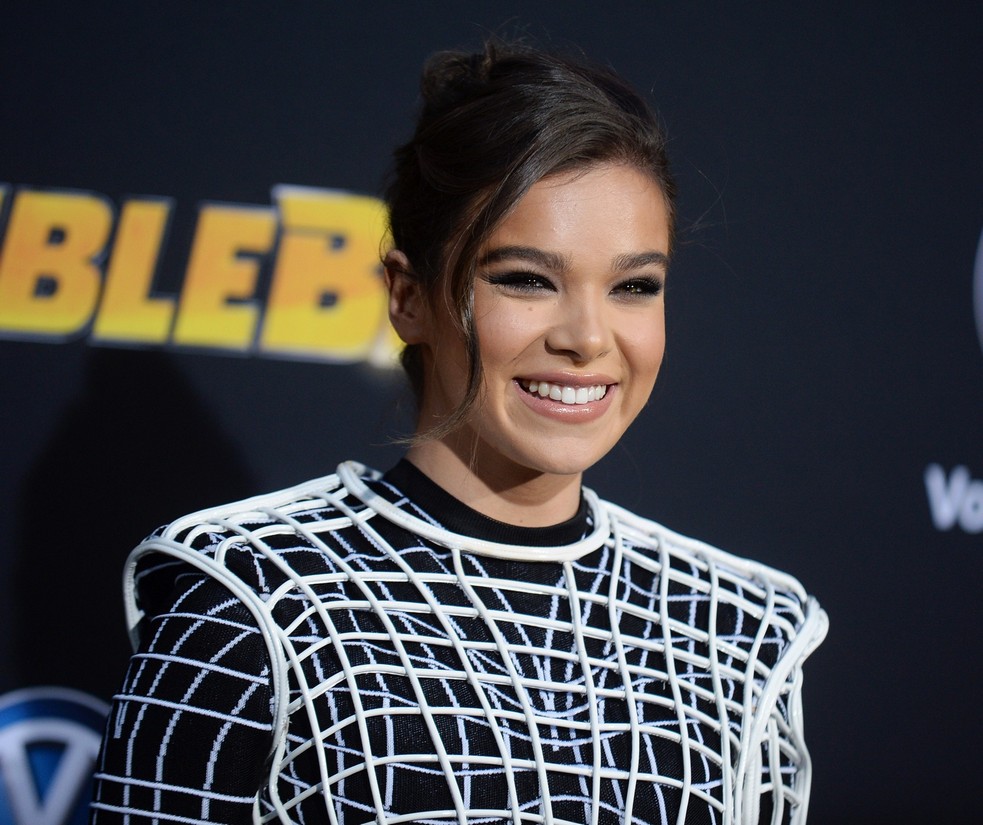 hailee-steinfeld-sexy-feet-61 hailee steinfeld sexy feet 61