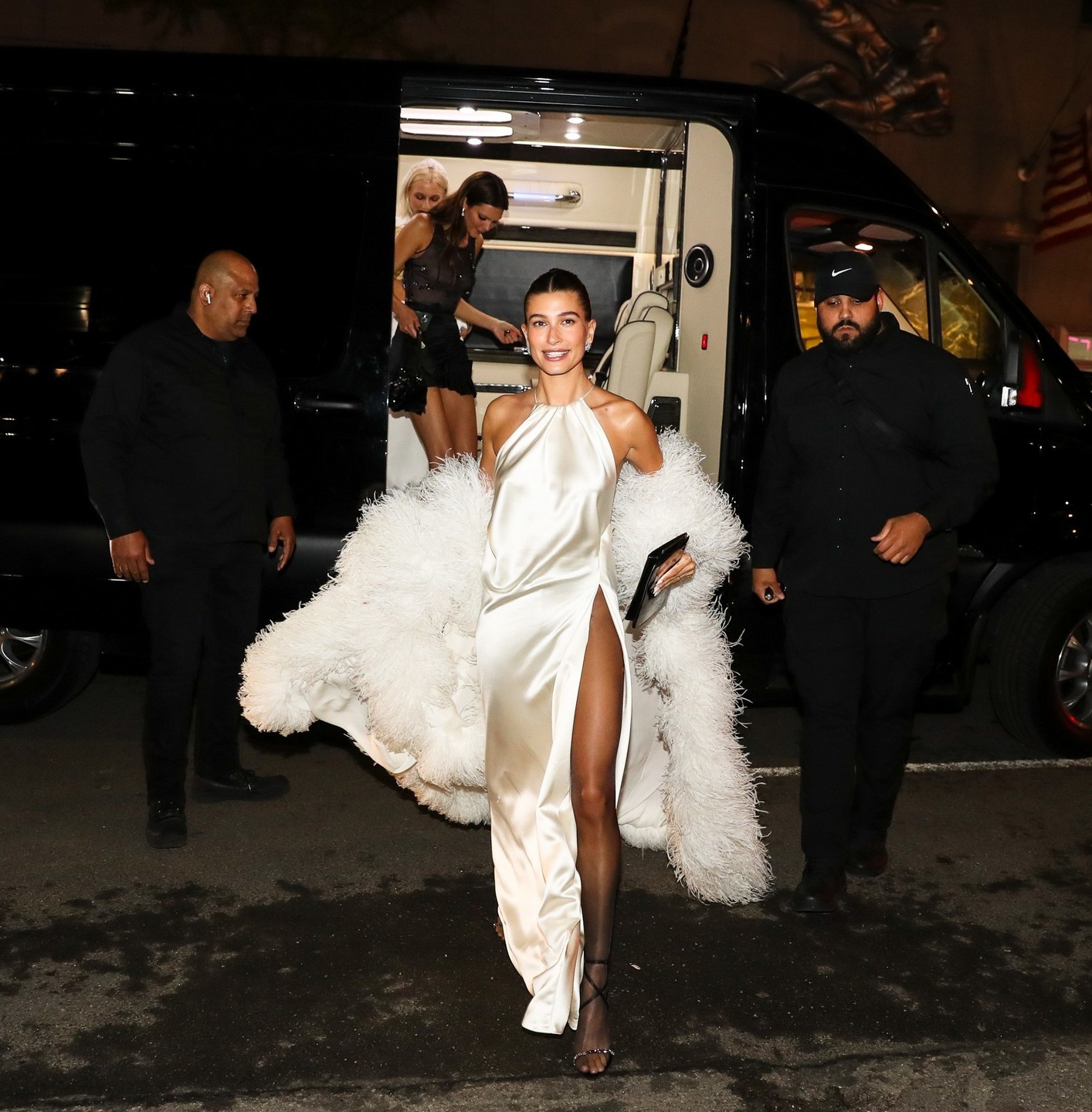 hailey-bieber-braless-thefappening-pro-9 Hailey Bieber Paparazzi