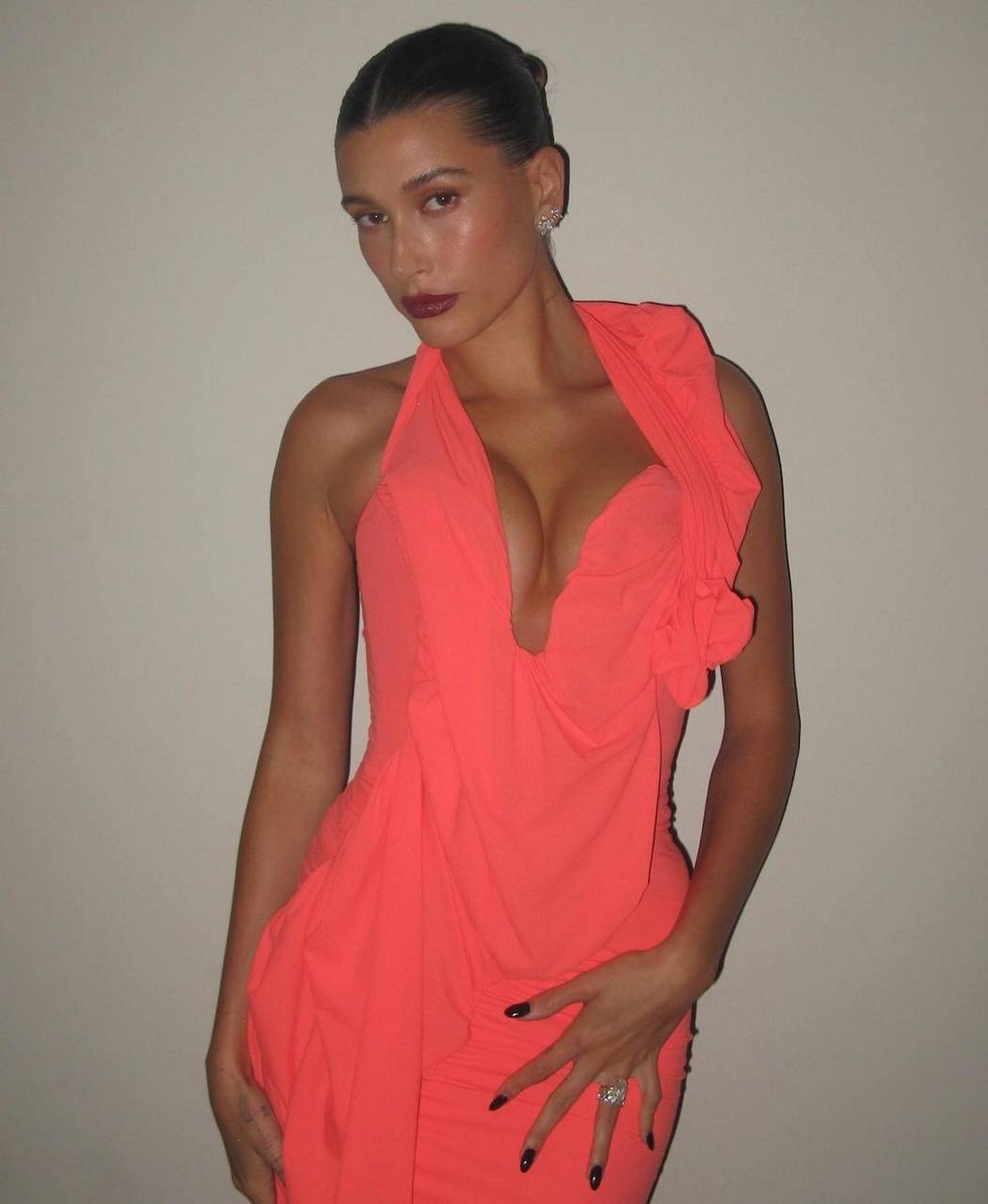 hailey-bieber-deep-cleavage-thefappening-cfd-2 Hailey Bieber Fappening
