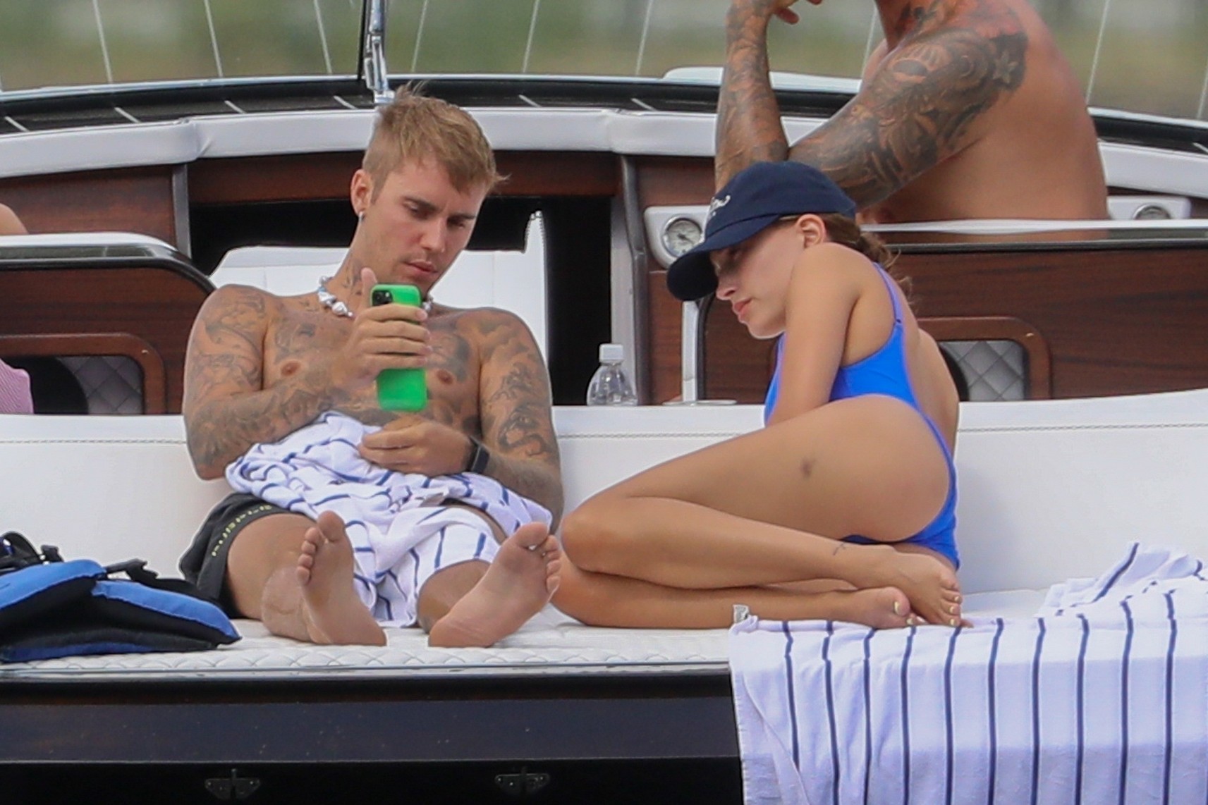 hailey-bieber-paparazzi-thefappening-cfd-2 Hailey And Justin Bieber Kissing