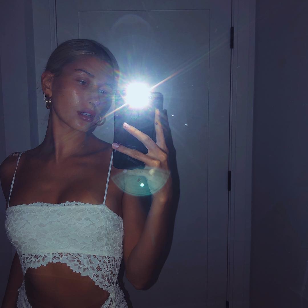 hailey-bieber-sexy-13 Hailey Bieber Selfie Sexy