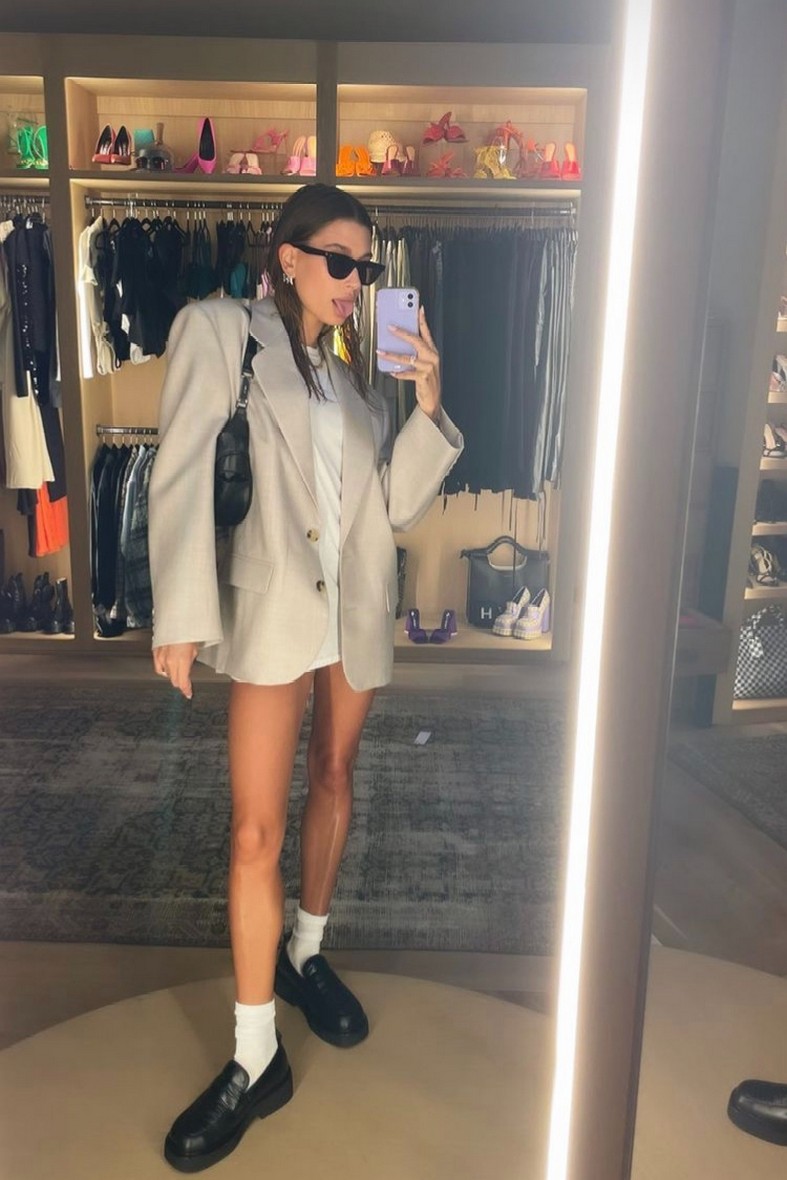 hailey-bieber-wardrobe-selfies-thefappening-cfd-1-1 Hailey Bieber Sexy Legs In Wardrobe