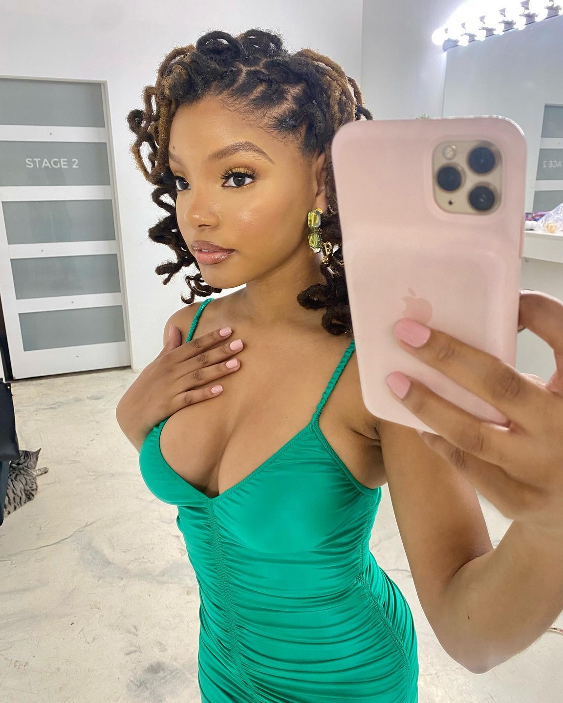halle-bailey-selfie-thefappening-pro-8 Halle Bailey Deep Cleavage