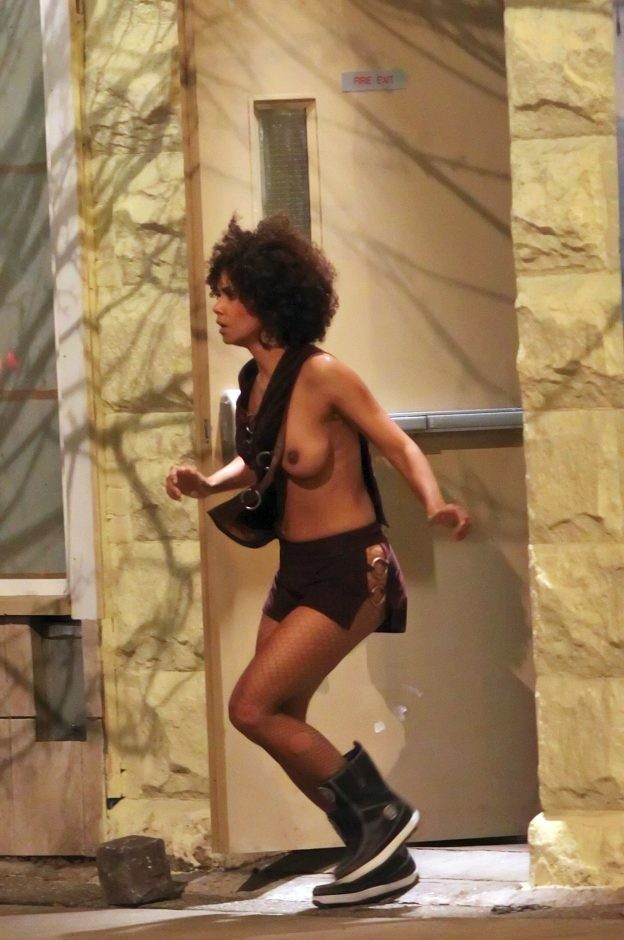 halle-berry-with-no-clothes-flash-tits-in-public-1 Halle Berry With No Clothes Flash Tits in Public