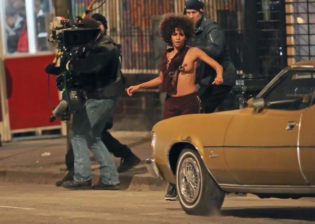 halle-berry-with-no-clothes-flash-tits-in-public-10 Halle Berry With No Clothes Flash Tits in Public