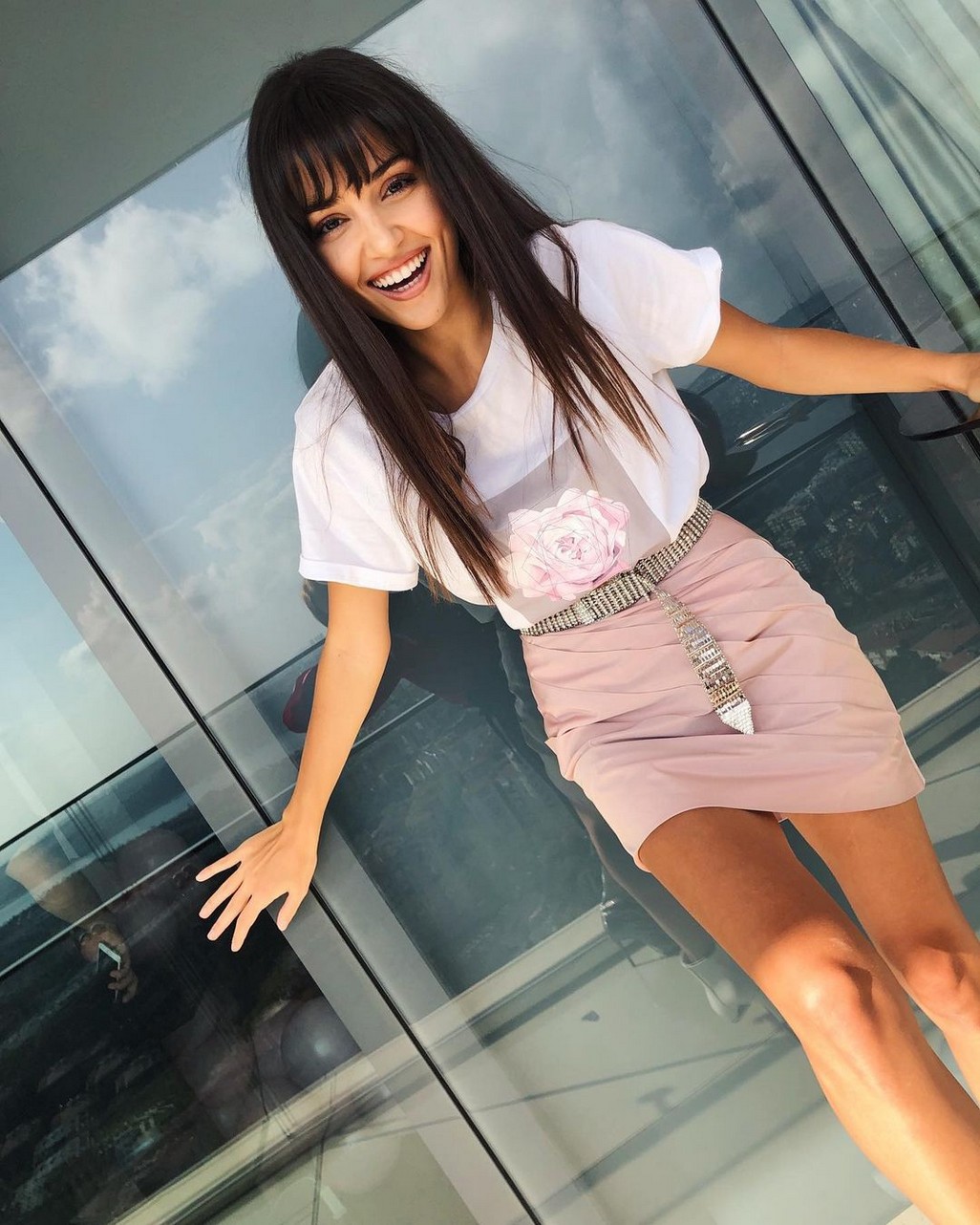hande-ercel-sexy-thefappening-cfd-2 Hande Ercel Short Skirt