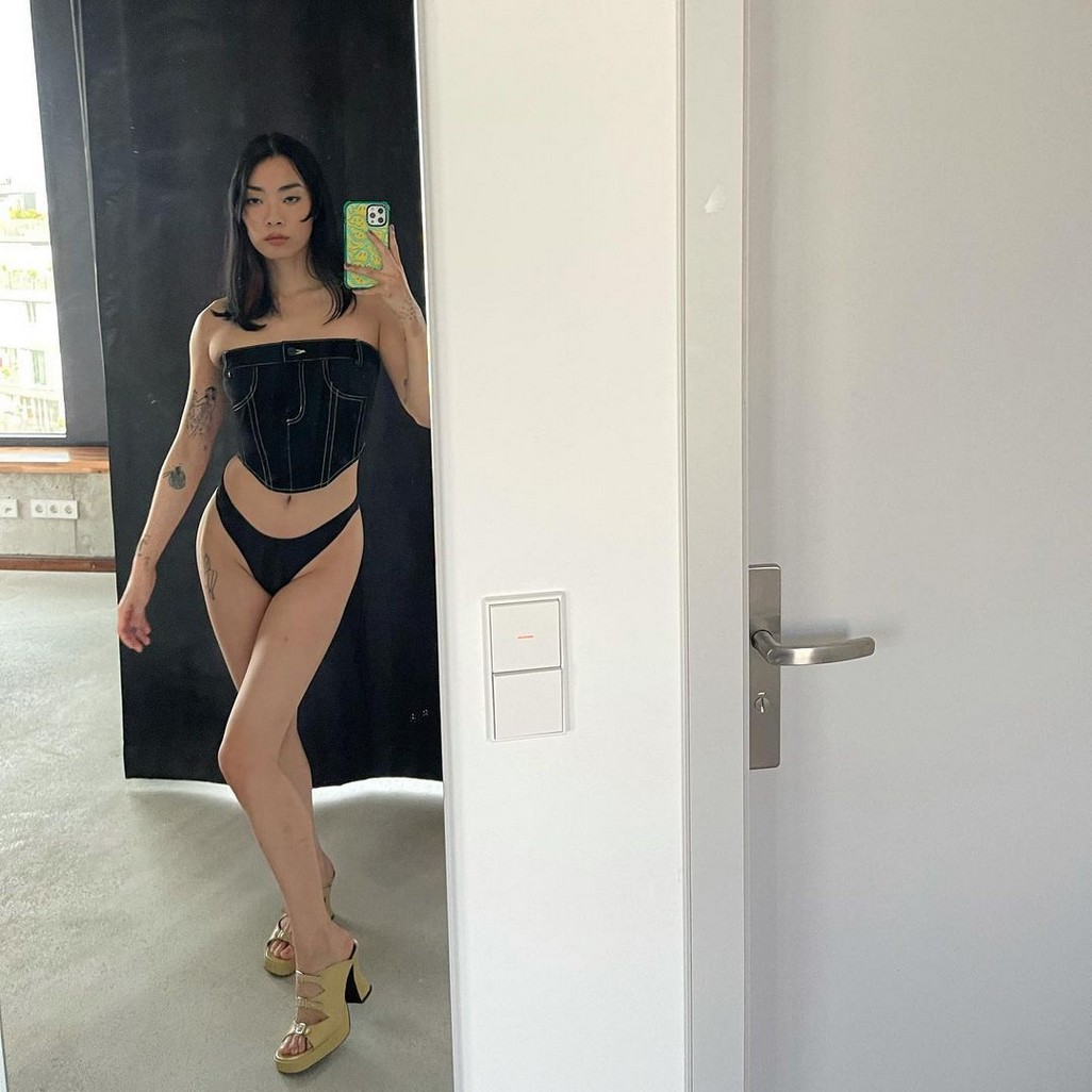 hot-selfie-of-rina-sawayama-thefappening-cfd-9 Rina Sawayama Selfie In Panties