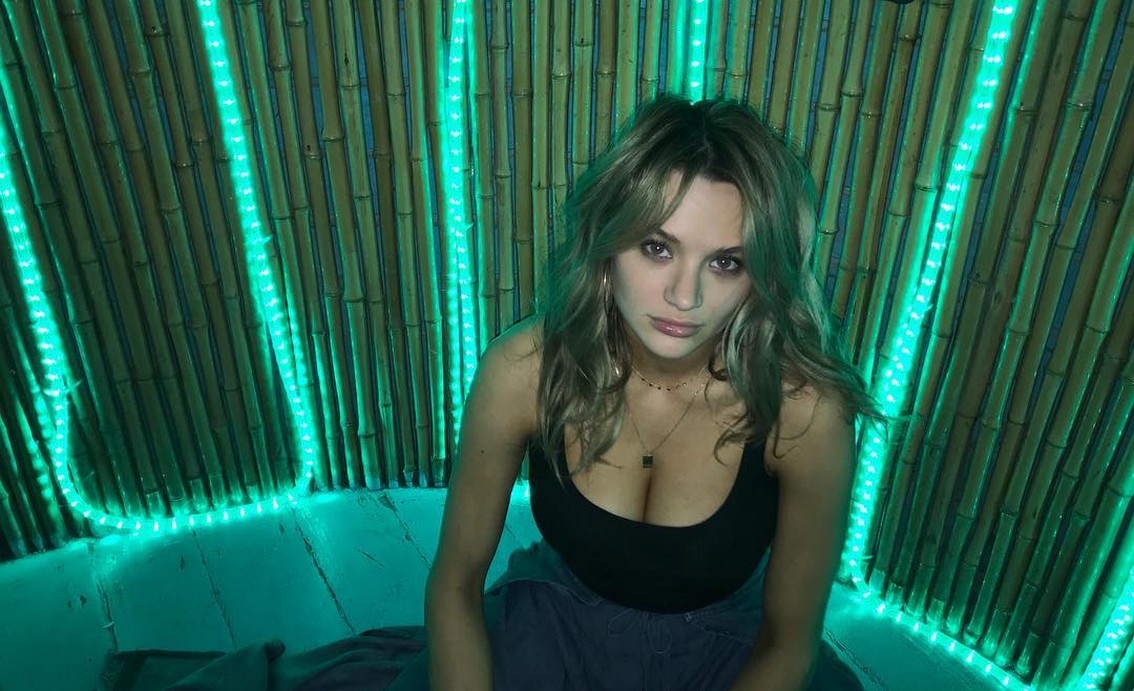 hunter-kings-huge-boobs-thefappeningpro-3 Hunter King Cleavage