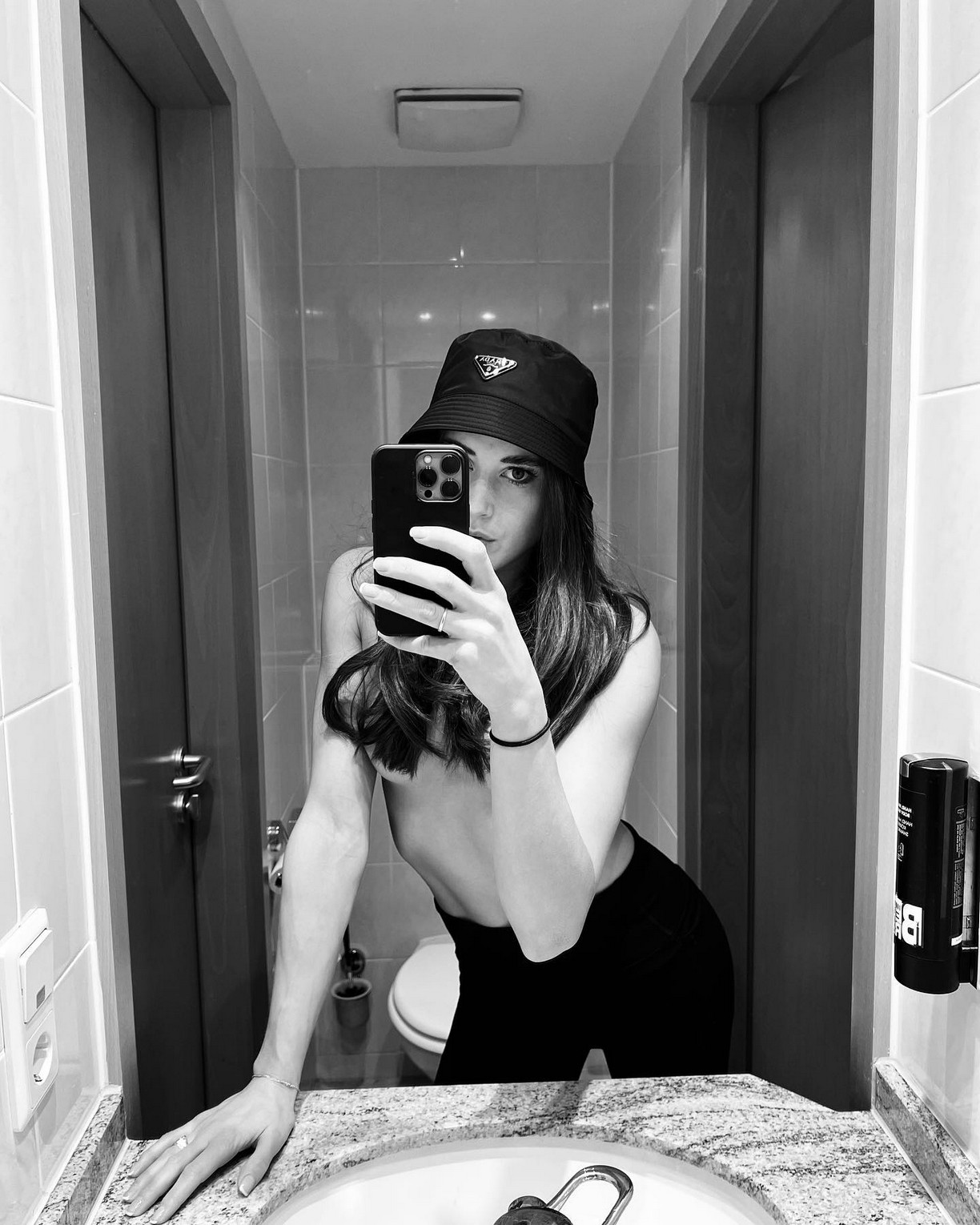 imke-salander-sexy-thefappening-cfd-13 Fitness Girl Topless Selfie