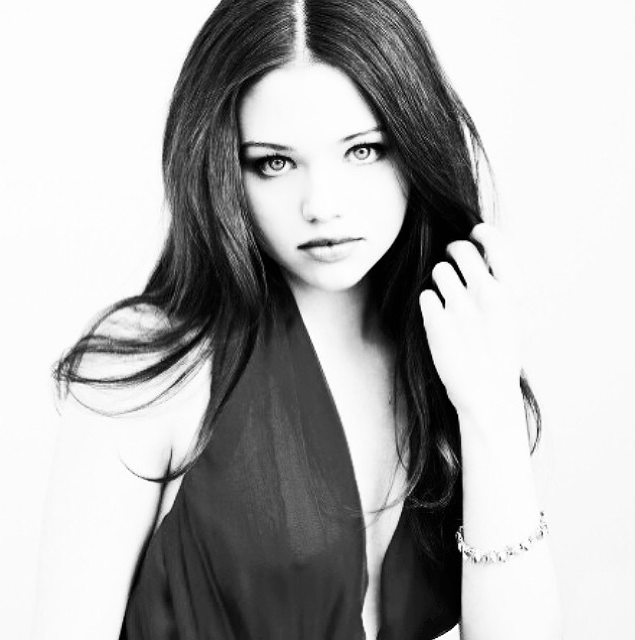 india-eisley-sexy-fappening-4 India Eisley Braless