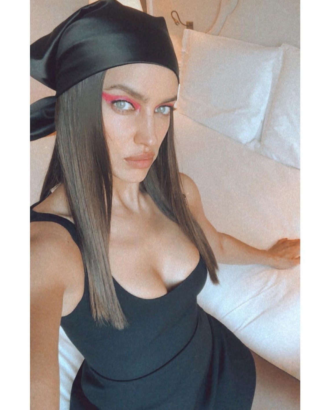 irina-shayk-at-versace-fw2021-thefappening-cfd-5 Irina Shayk BTS Versace FW2021