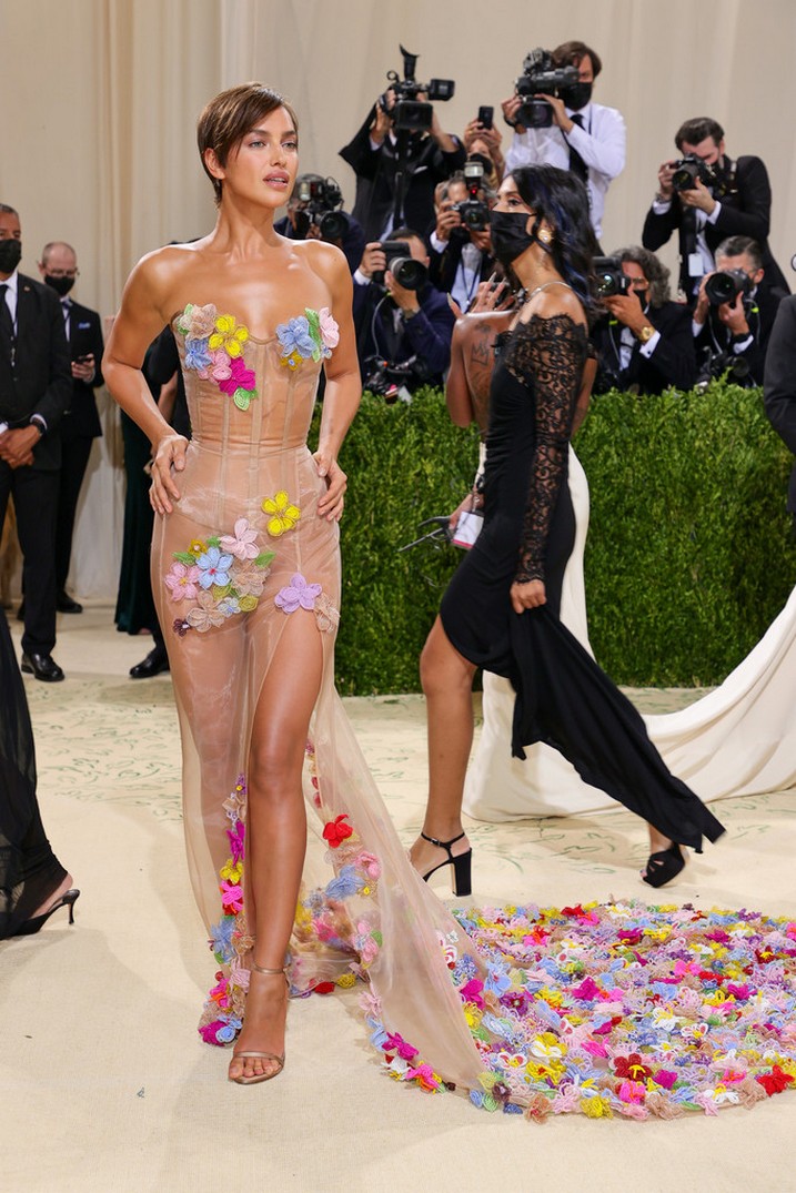 irina-shayk-hot-met-gala-2021-thefappening-cfd-7 Irina Shayk See THrough At Met Gala 2021