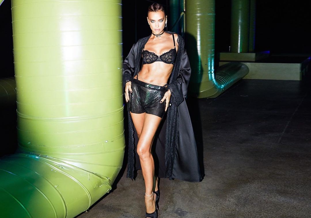 irina-shayk-sexy-at-savage-x-fenty-show-thefappeningpro-14 irina shayk sexy at savage x fenty show thefappeningpro 14