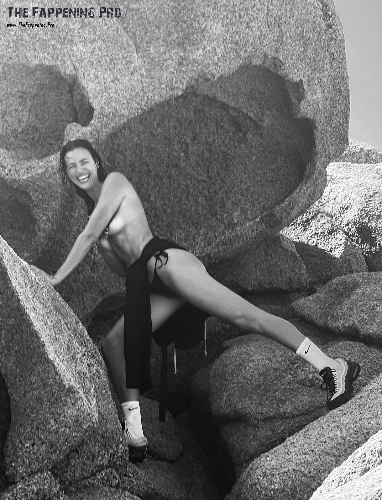irina-shayk-topless-thefappening-cfd-1 Irina Shayk Hot
