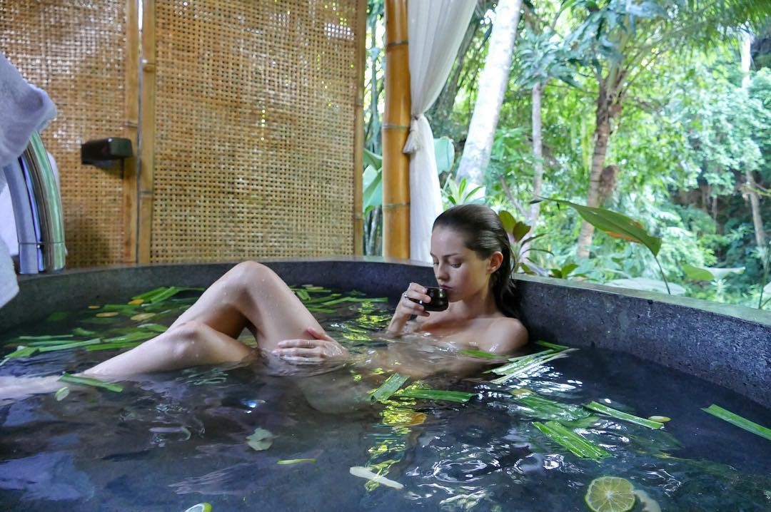 isabelle-cornish-12-topless-thefappening-pro_ isabelle cornish 12 topless thefappening pro