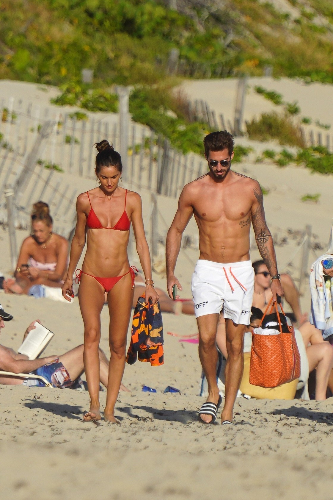 izabel-goulart-sexy-xmas-thefappening-cfd-3 Izabel Goulart Leggy