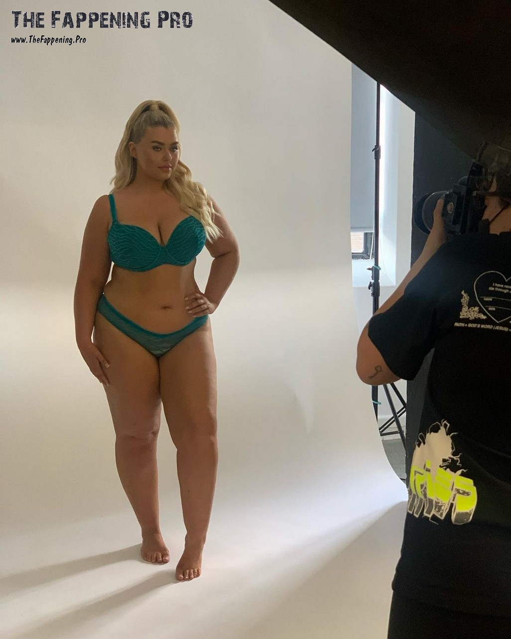 izzy-nicholls-sexy-thefappening-cfd-21 Izzy Nicholls BTS