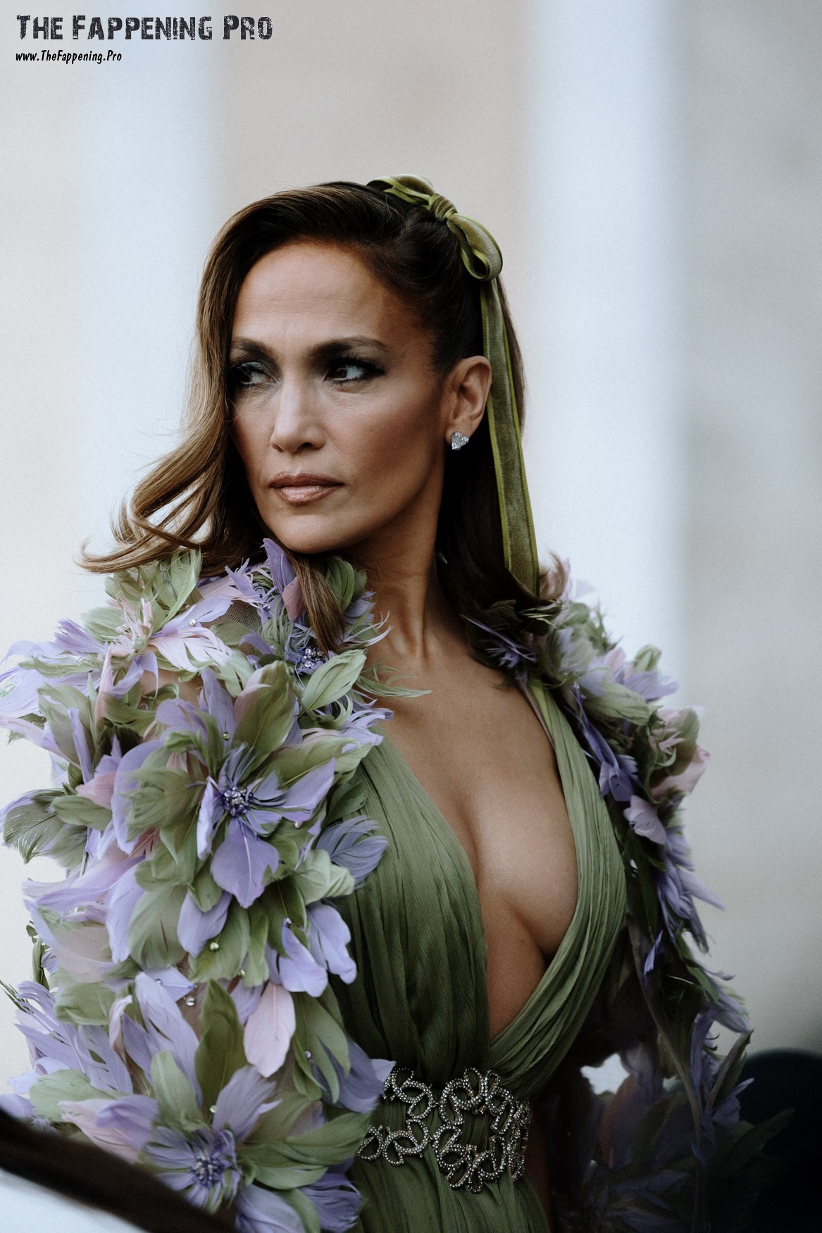 jennifer-lopez-cleavage-thefappening-cfd-4 Jennifer Lopez Sideboobs