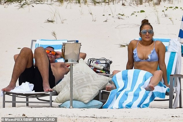 jennifer-lopez-sexy-bikini-2019-1 jennifer lopez sexy bikini 2019 1