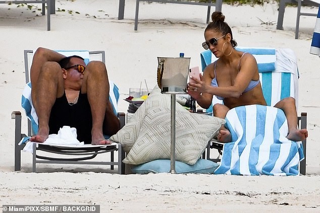 jennifer-lopez-sexy-bikini-2019-5 jennifer lopez sexy bikini 2019 5