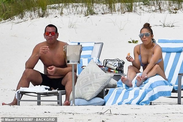 jennifer-lopez-sexy-bikini-2019-6 jennifer lopez sexy bikini 2019 6