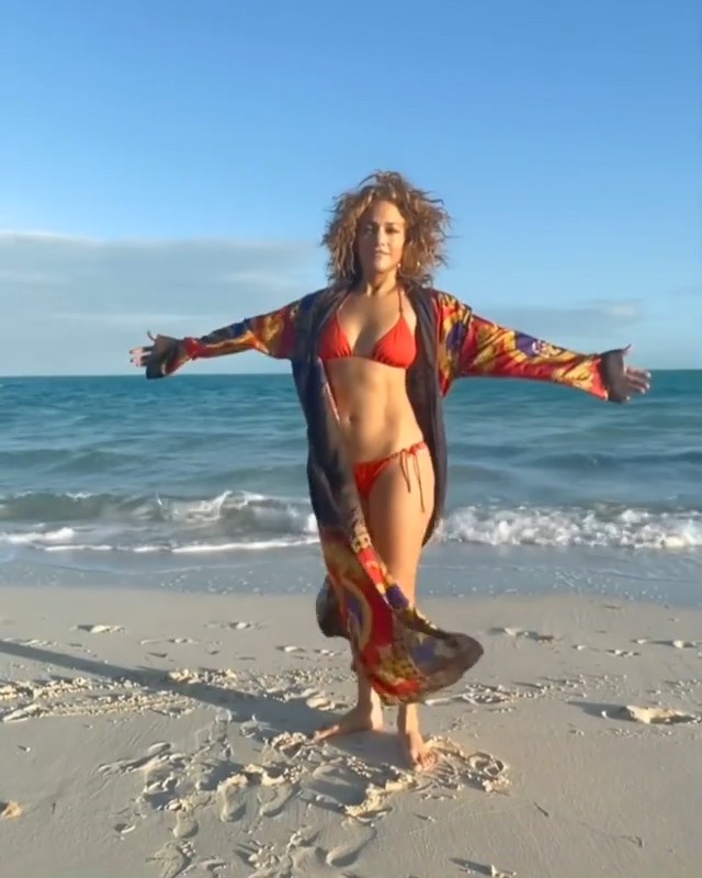 jennifer lopez showed off her juicy ass on the ocean thefappening cfd 36