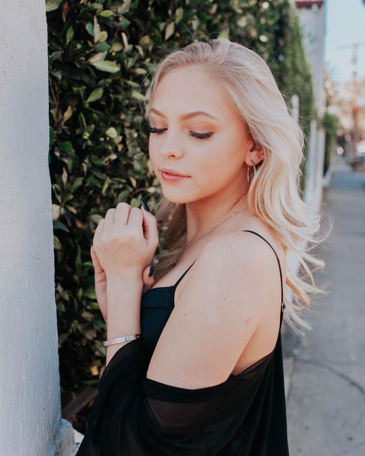 jordyn-jones-sexy-c-heads-3 jordyn jones sexy c heads 3