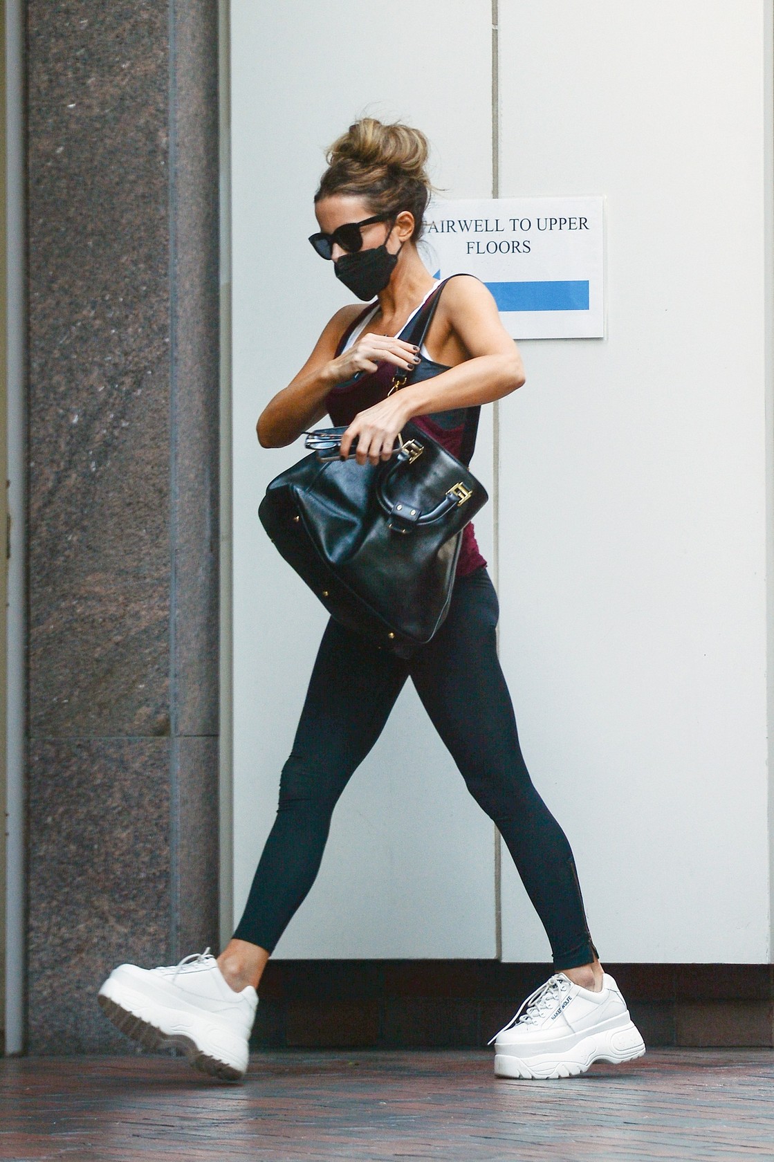 kate-beckinsale-sexy-in-black-leggings-thefappening-cfd-2 kate beckinsale sexy in black leggings thefappening cfd 2
