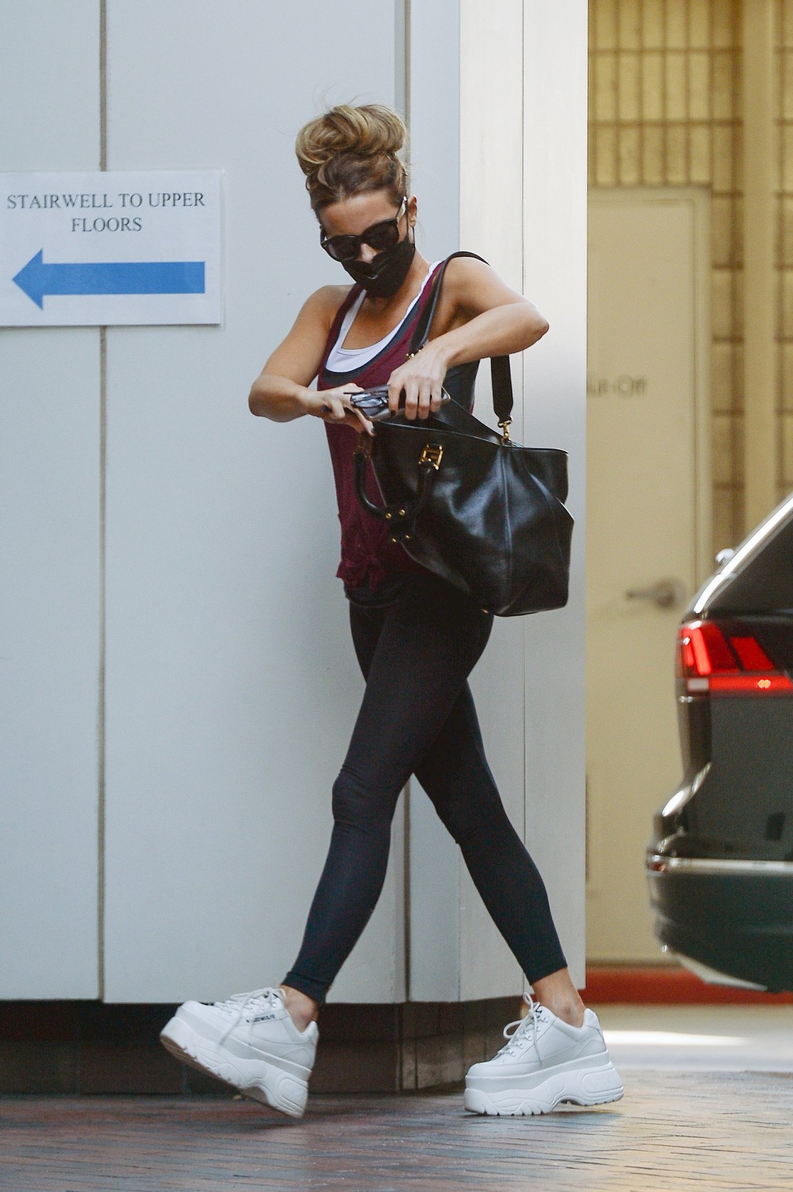 kate-beckinsale-sexy-in-black-leggings-thefappening-cfd-4 Kate Beckinsale Leggings