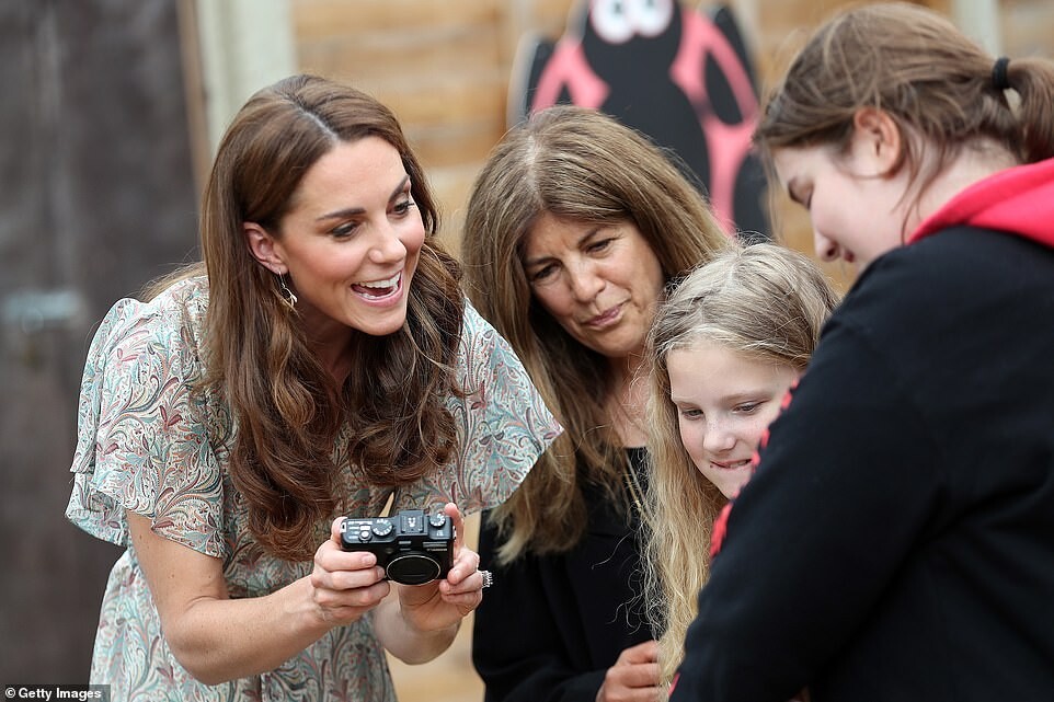 kate-middleton-arriving-for-royal-photographic-society-workshop-london-14 kate middleton arriving for royal photographic society workshop london 14
