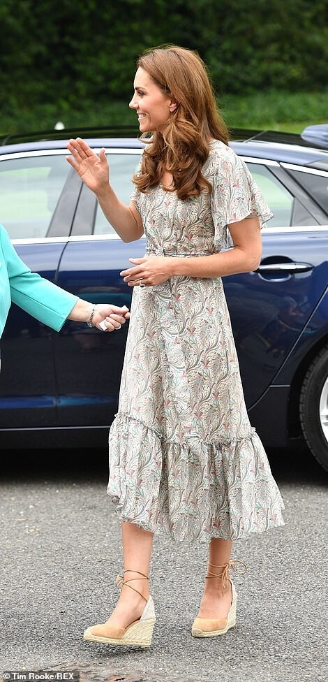 kate-middleton-arriving-for-royal-photographic-society-workshop-london-15 kate middleton arriving for royal photographic society workshop london 15