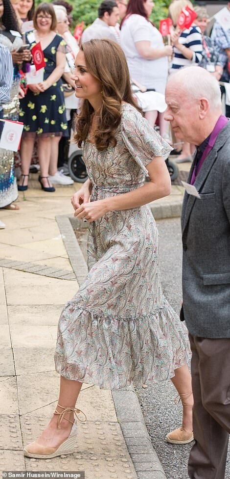 kate-middleton-arriving-for-royal-photographic-society-workshop-london-18 kate middleton arriving for royal photographic society workshop london 18