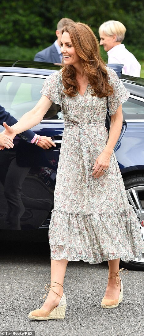 kate-middleton-arriving-for-royal-photographic-society-workshop-london-8 kate middleton arriving for royal photographic society workshop london 8