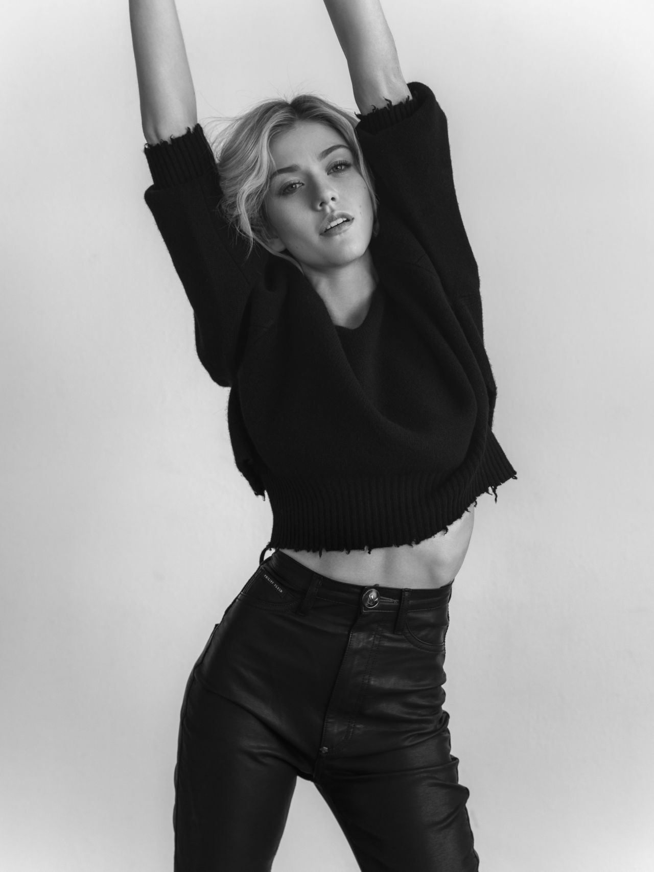 katherine-mcnamara-sexy-thefappening-cfd-2 Katherine McNamara Leggy