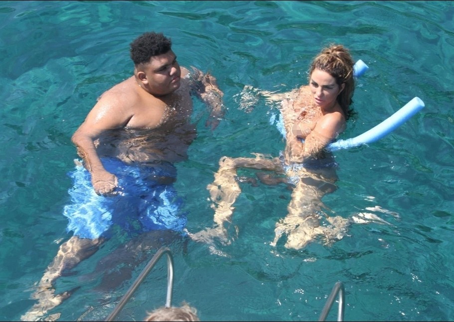 katie-price-topless-5 Katie Price Nude in Turkey whith son