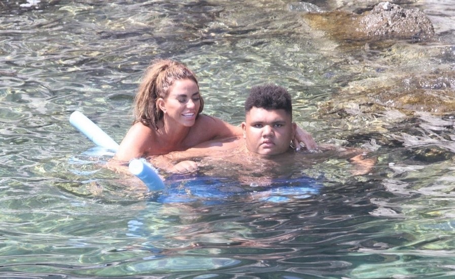 katie-price-topless-8 katie price topless 8
