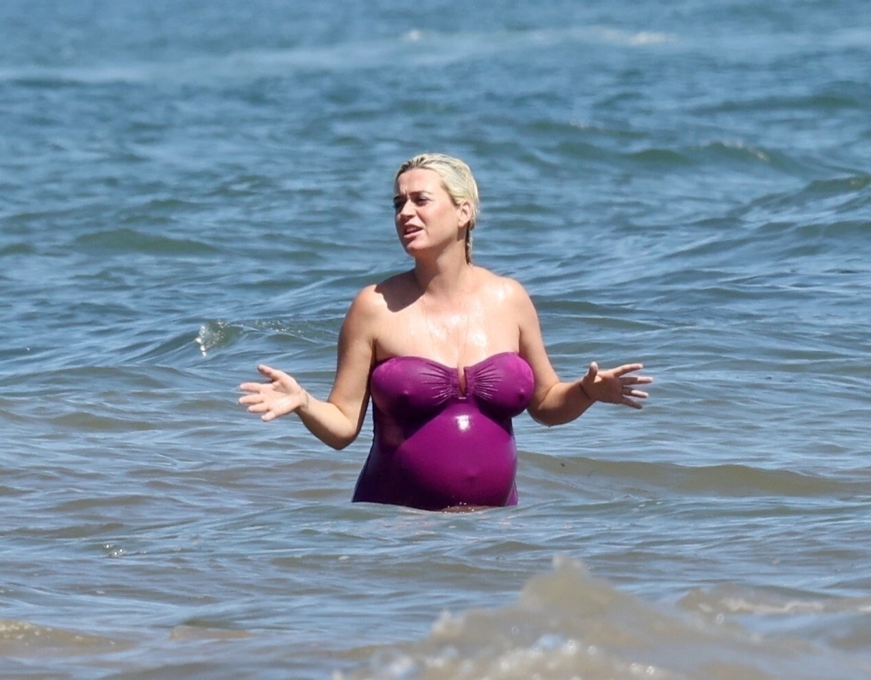 katy-perry-in-a-sexy-bikini-on-the-beach-while-pregnant-thefappening-pro-14 Katy Perry's Huge Preggo In Swimsuit