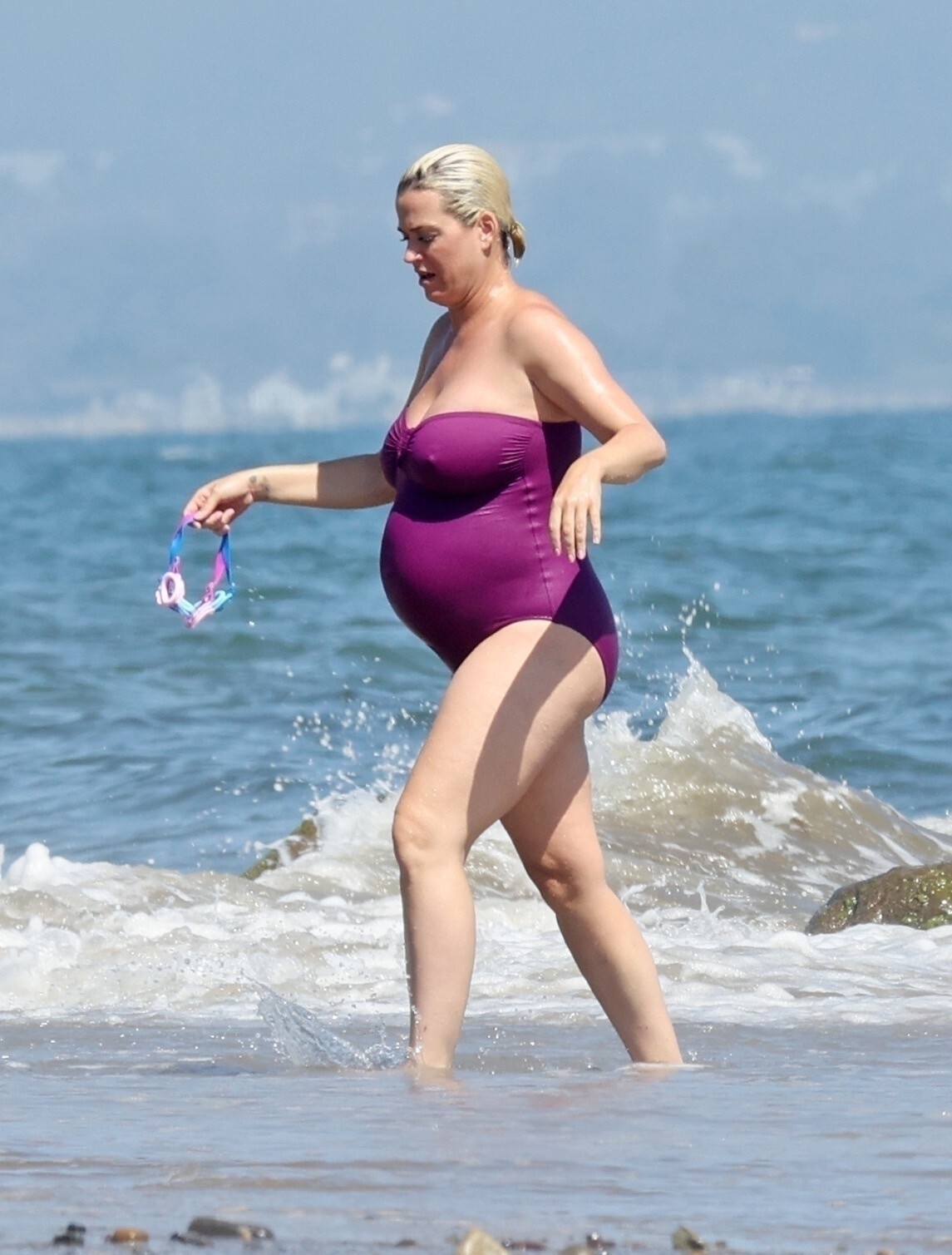 katy-perry-in-a-sexy-bikini-on-the-beach-while-pregnant-thefappening-pro-19 Katy Perry Pregnant in Bikini
