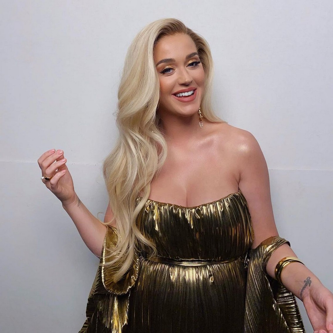katy-perry-sexy-in-golden-dress-thefappening-cfd-3 katy perry sexy in golden dress thefappening cfd 3