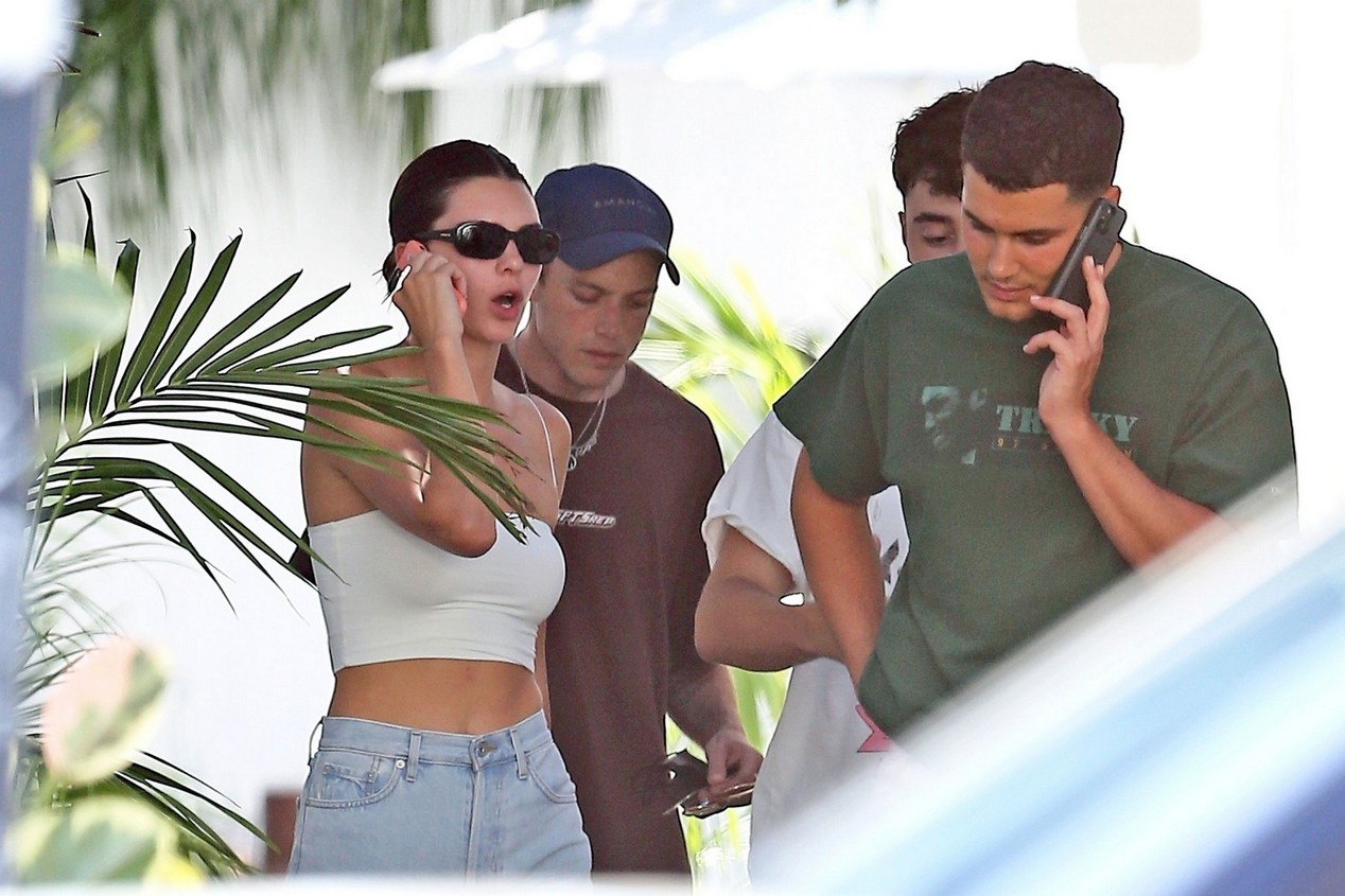 kendall-jenner-40-love-bar-thefappening-cfd-11 kendall jenner 40 love bar thefappening cfd 11
