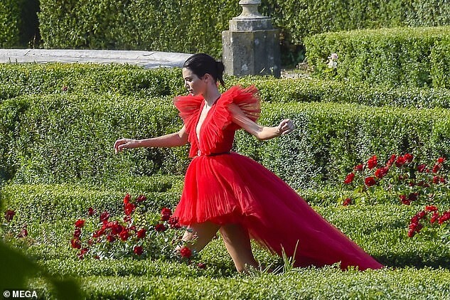 kendall-jenner-hm-giambattista-valli-backstage-11 Kendall Jenner for H&M and Giambattista Valli