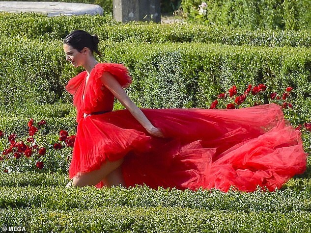 kendall-jenner-hm-giambattista-valli-backstage-3 kendall jenner hm giambattista valli backstage 3