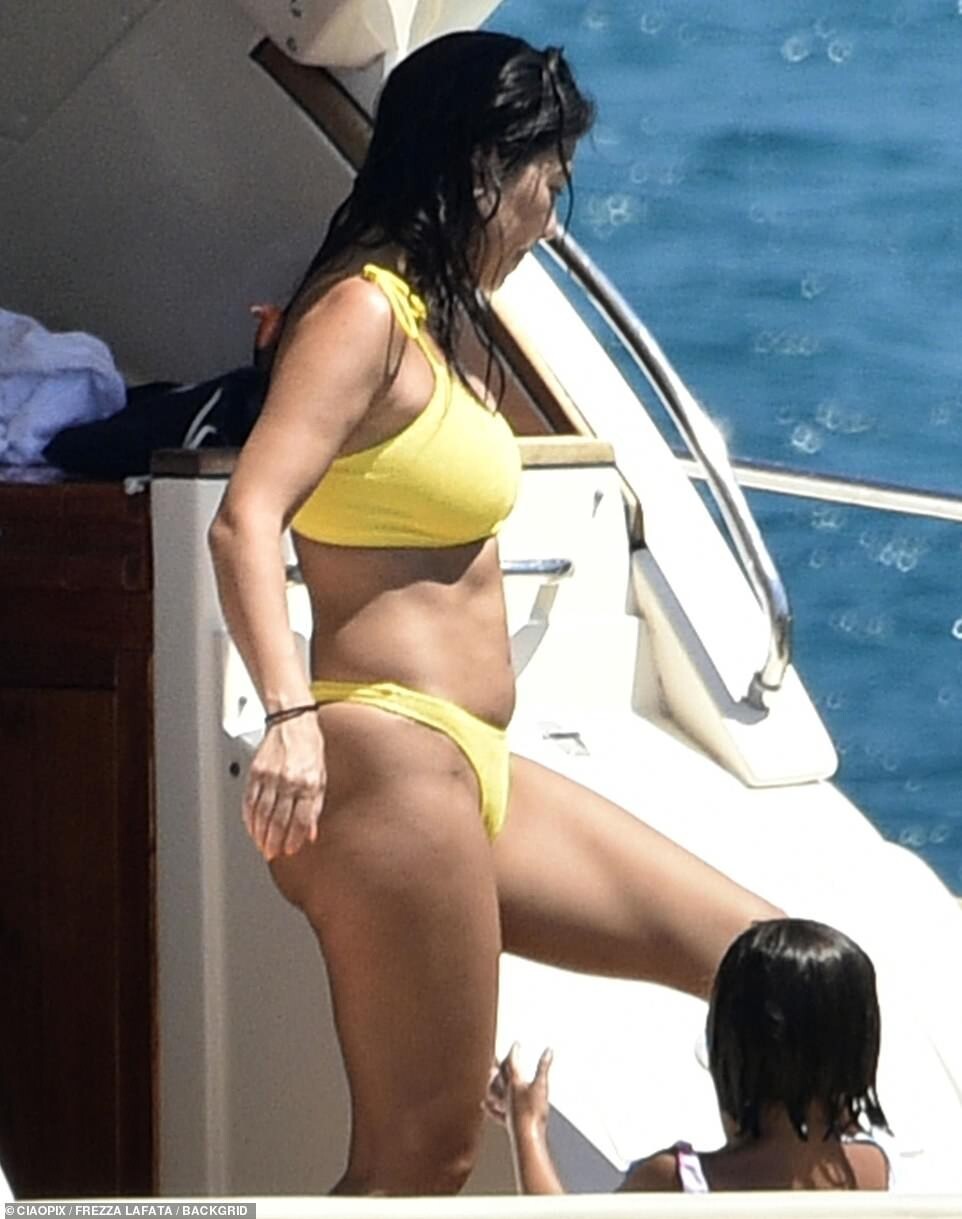 kendall-jenner-kourtney-kardashian-sexy-thefappening-cfd-10 Kourtney Kardashian Sexy
