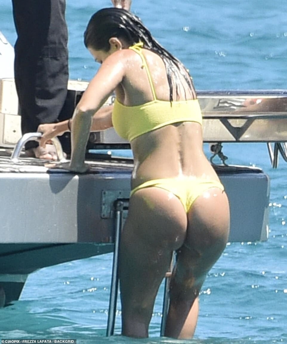 kendall-jenner-kourtney-kardashian-sexy-thefappening-cfd-11 Kourtney Kardashian Bikini
