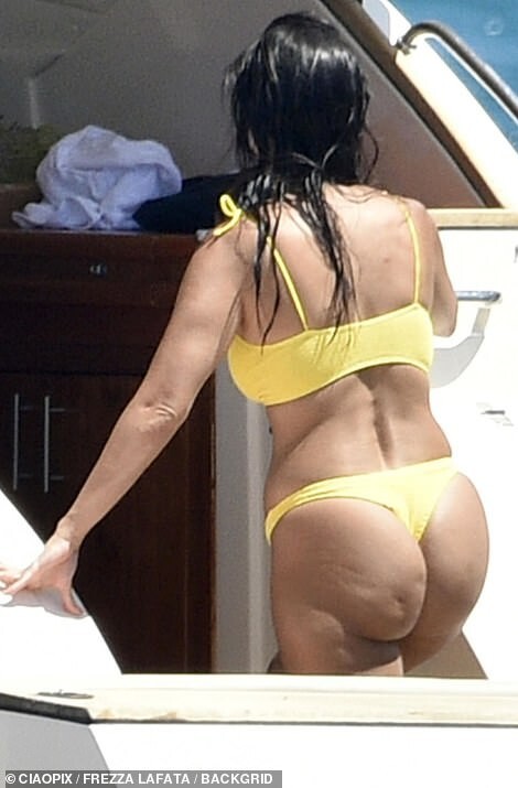 kendall-jenner-kourtney-kardashian-sexy-thefappening-cfd-12 Kourtney Kardashian Hot