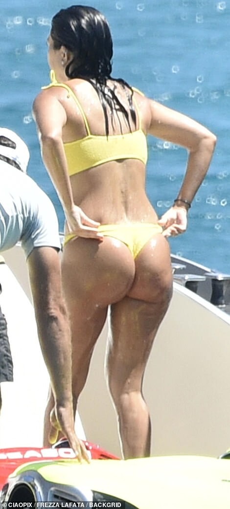 kendall-jenner-kourtney-kardashian-sexy-thefappening-cfd-13 Kourtney Kardashian Fappening
