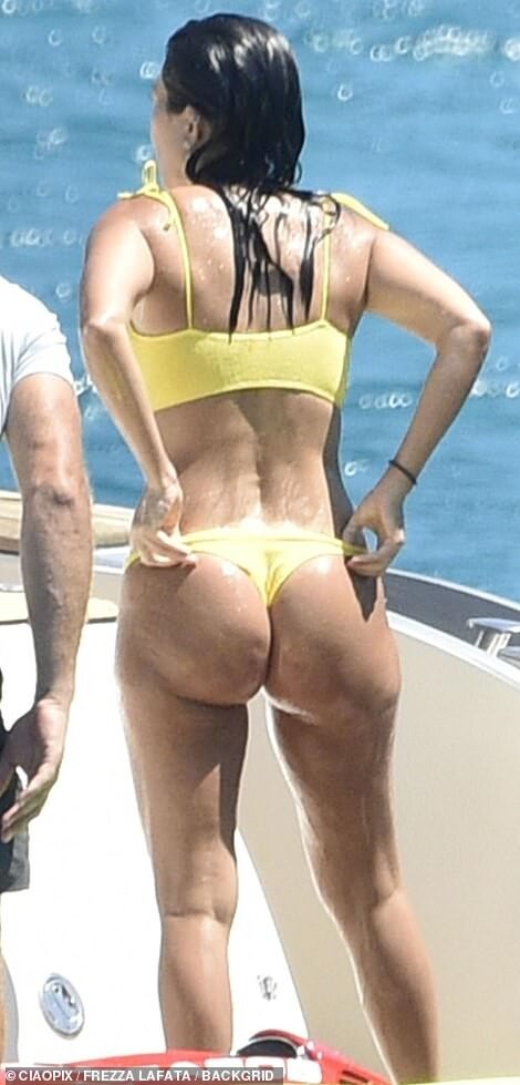 kendall-jenner-kourtney-kardashian-sexy-thefappening-cfd-14 Kourtney Kardashian Yellow Bikini